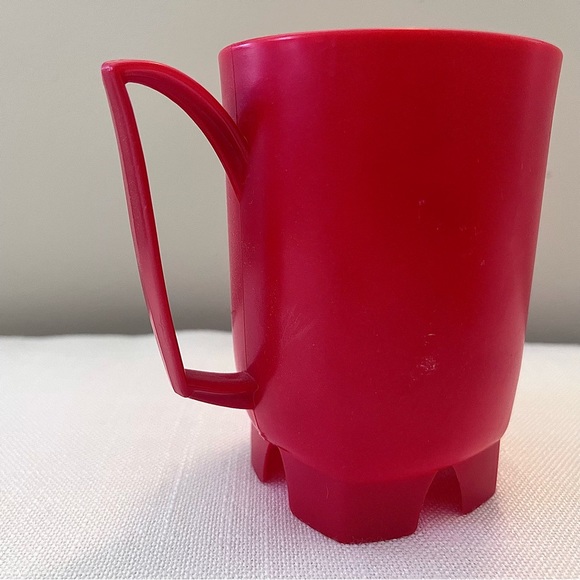 Vintage MCM Plastic Plates and Cups Made in the USA - Picture 11 of 15